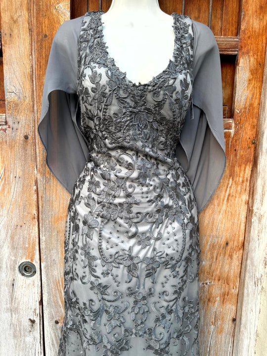 Vestido gris de encaje con gasa cuello v