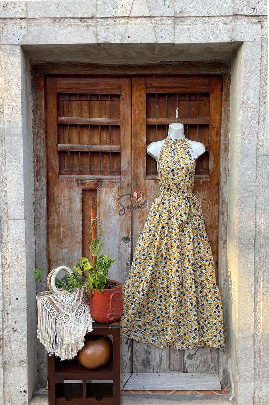 Vestido estampado floral en tonos amarillos y azules