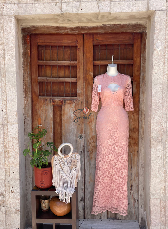 Vestido de encaje rosado con forro debajo