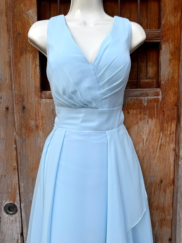 Vestido de gala azul cielo sin mangas
