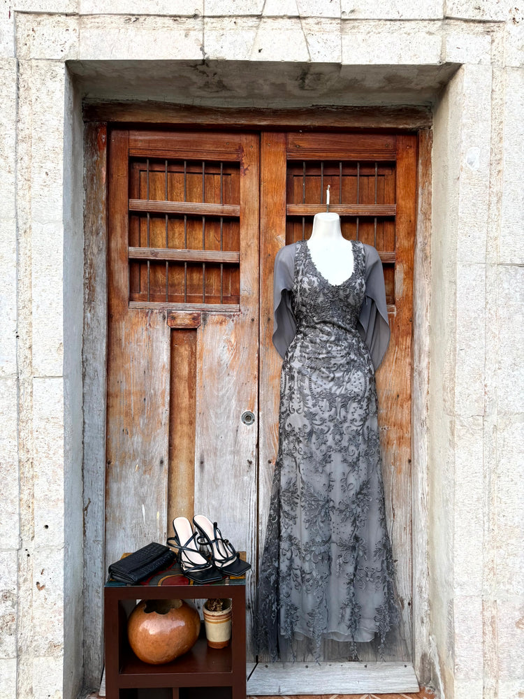 Vestido gris de encaje con gasa cuello v
