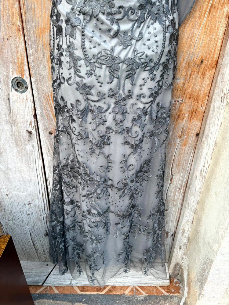 Vestido gris de encaje con gasa cuello v