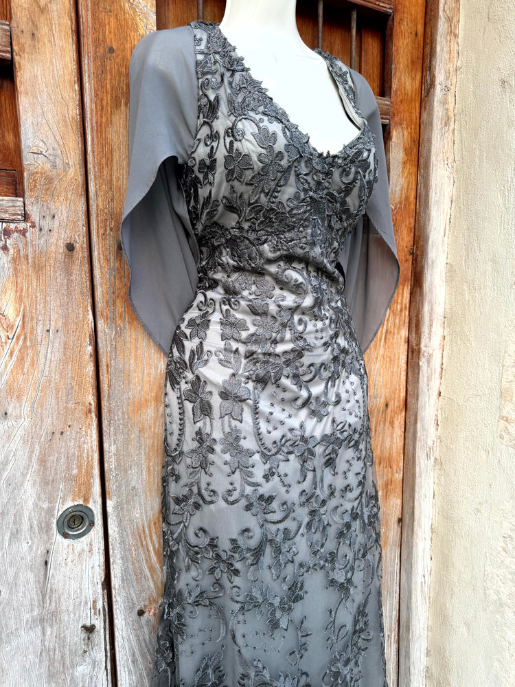 Vestido gris de encaje con gasa cuello v