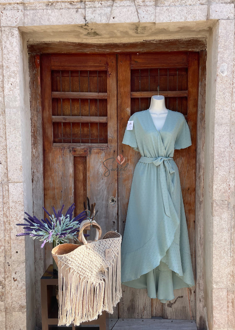 Vestido Verde de gasa con textura en tela, cruzado con amarre de lado